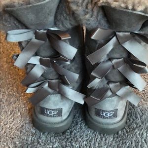 Girls uggs boots w bows